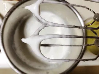 纯享红茶奶油蛋糕,预热烤箱150度,50g糖分三次加入蛋白中,打发蛋白至小弯钩状