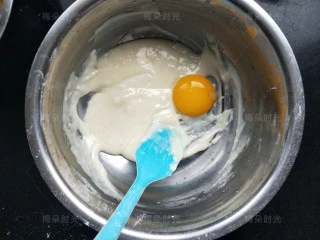 草莓彩绘蛋糕卷,加入鸡蛋，四个鸡蛋我分次加入的。