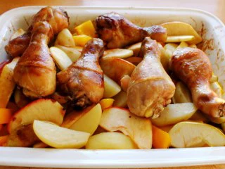 苹果柠香烤鸡腿,这是最后烤好，从烤箱取出的样子。 