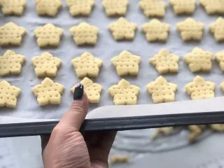 红薯曲奇饼干,上下火160度,烤20分钟。开启热风功能,饼干更酥脆。