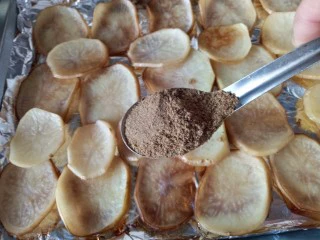 香辣孜然土豆片烤箱版,撒上孜然粉