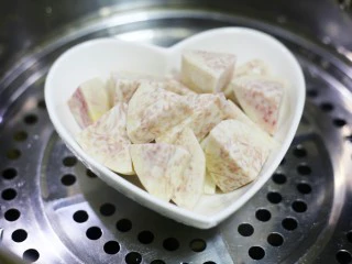 奶香芋泥芝麻球,芋头去皮洗干净,切块上蒸锅蒸熟。