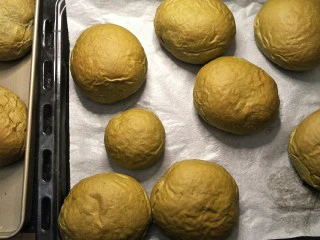 爆浆抹茶冰心面包,面包160度烤18-20分钟。（观察表面上上色程度）