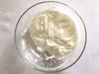 【无烤箱版】黑米蛋糕,打到出现明显的纹路时 加入剩下的白砂糖