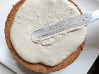 纯享红茶奶油蛋糕,最后顶上的奶油留多一点,用小抹刀慢慢抹开,做滴落的效果,如果太稠了可以适当加点未打发的淡奶油调节一下,太稀了也会挂不住