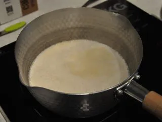 日式豆乳盒子蛋糕,加热至豆浆微开即可关火。