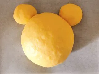 南瓜卡通面包,取一个大面团,两个小面团 组合起来