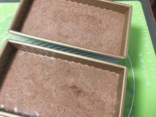 黑砖蜜豆吐司,再次倒入蛋糕糊,震几下消泡。