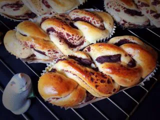 豆沙扭扭面包,漂亮的豆沙面包就完成了。