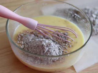 巧克力毛巾卷,分两次倒入混合液体中,拌匀。