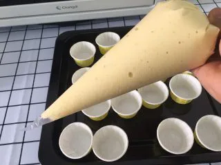 戚风杯子蛋糕,因为蛋糕糊比较多，所以我挤了九分满，平时大家做的话挤到到七分满就可以了。 