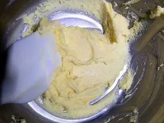 炼乳小饼干(适合新手),用刮刀将奶粉黄油拌匀