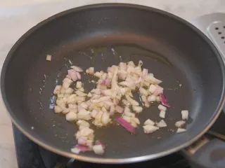 蕃茄意大利直筒面,锅中下油，放入洋葱炒香