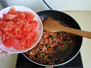 茄汁培根焗饭,加番茄酱炒香，放入西红柿粒炒烂变成糊状