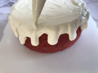圣诞款红丝绒蛋糕,沿着边挤入奶油