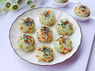 西兰花肉松芝士饭团,出炉。