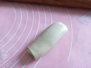 酥掉渣的蛋黄酥，月饼季做起来,取第一个，光面朝上压扁。