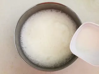 茶香戚风蛋糕,继续打发至蛋清小细泡的时候再加入10克才白砂糖