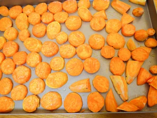 9个月以上辅食健康零食烤番薯片,表面是微黄色,特别诱人