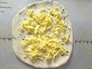 海苔芝士玛德琳咸面包,将小面团擀成圆形放入软化好的马苏里拉芝士碎