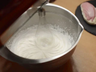 绵绵脆巧奶油包,打发奶油,打发到纹路不消失。巧克力非常甜,奶油不需要加糖。还可以加奶油奶酪,让酸味中和巧克力的甜味。