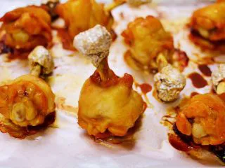 棒棒糖烤鸡翅根（新奥尔良口味）,取出烤好的鸡翅。