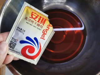 红糖发糕的家常做法（1个蛋）,准备好酵母粉，最好选耐高糖的酵母粉，用完一定要密封好，或者选小包装的使用。要特别注意保质期，不要使用过期的酵母粉