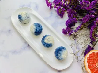 青花瓷冰皮月饼,冰箱里冷藏两个小时口感更佳。