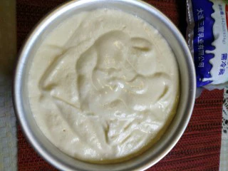 烘焙入门戚风蛋糕,菜谱的量是六寸的量,模具也是要无油无水的,倒入后从30厘米的高度震动两下,去除大气泡。