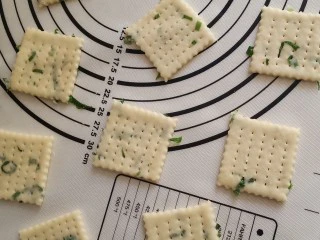 香葱苏打饼干,把所有的饼干弄好，多余的边角料再揉好擀薄切成方形。