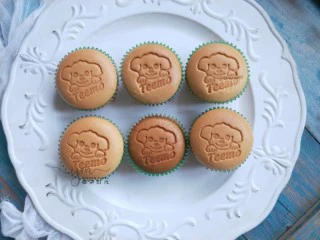 纸杯蛋糕(不塌不裂),铜烙印图案是定制的,可以在淘宝买到,选自己喜欢的图案就好。