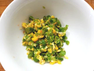 鸡肉蔬菜饼汉堡,切碎备用