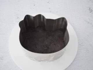 6寸KT猫奥利奥慕斯蛋糕,再倒入慕斯模具中压实，放入冰箱冷藏备用