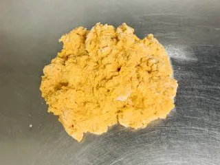 胡萝卜华夫饼,将面粉导入案板上