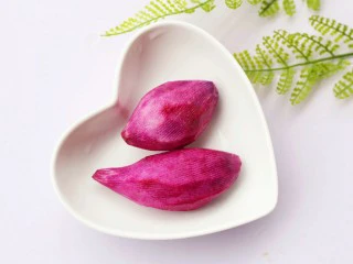 好吃到爆的紫薯流心塔,紫薯洗净去皮。