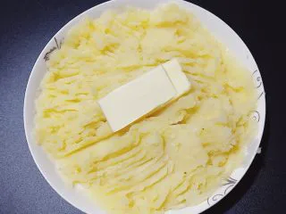 牧羊人派(Shepherd’s pie),趁热加入20g的黄油,拌匀。剩下30g备用,不完全放进去哦。