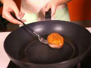 法式香橙煎鸭胸 ,翻面,继续煎1~2分钟至表皮焦黄色。