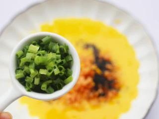 肉松芝士吐司卷,加入葱花。