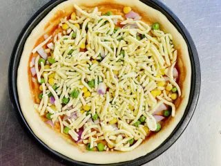 一次发酵——虾仁牛肉肠披萨,放上一层马苏里拉奶酪。