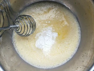 铜锣烧（印花版),加入泡打粉，盐，牛奶，蜂蜜搅拌均匀