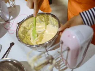 #春日烘焙教室#草莓塔/水果塔,分次加入全蛋液，淡奶油搅拌均匀。