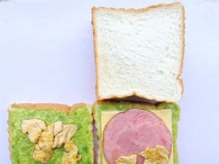 牛油果鸡蛋火腿三明治,另一半吐司反盖在上面。