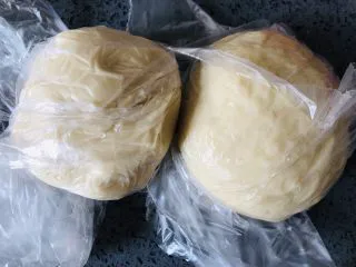 酥到掉渣的豆沙蛋黄酥,你要来一个吗?,油酥材料混合做成油酥面团。油皮和油酥材料用保鲜膜盖起来,松弛半个小时。天气热的时候油酥可能会黏手,可以适量加点低粉。