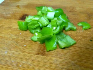 黑椒牛肉意面,青椒切粒。