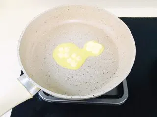 培根“如意”卷, 平底锅烧热放入黄油融化（黄油会使培根味道更加浓郁）