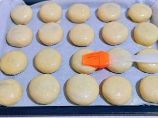 椰香桂花豆沙酥,刷上蛋黄液。(只用蛋黄)