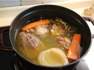 法式牛肉暖锅,汤煮好后,将蔬菜、香料捞出。肉用锡纸包好保温。汤加盐调味。