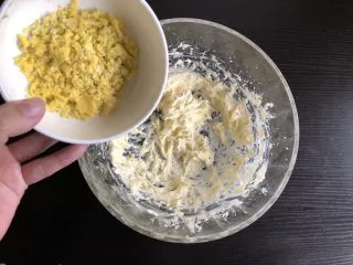 蛋奶小馒头（宝宝辅食）,加入蛋黄碎，再次打发