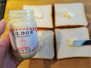 超快手三明治~十分钟就能搞定,沙拉酱抹在四片吐司上