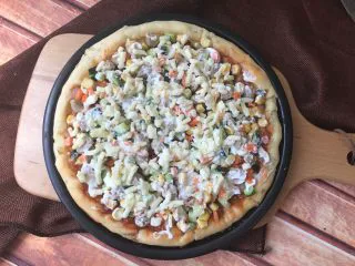 秘制芝心卷边披萨,再涂一层沙拉酱，再撒上一层马苏里拉芝士。